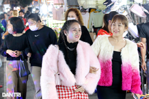 Gió lạnh tràn về, người Hà Nội mặc áo lông ra đường