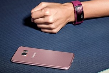 Samsung ra mắt vòng đeo thông minh và tai nghe không dây tự phát nhạc