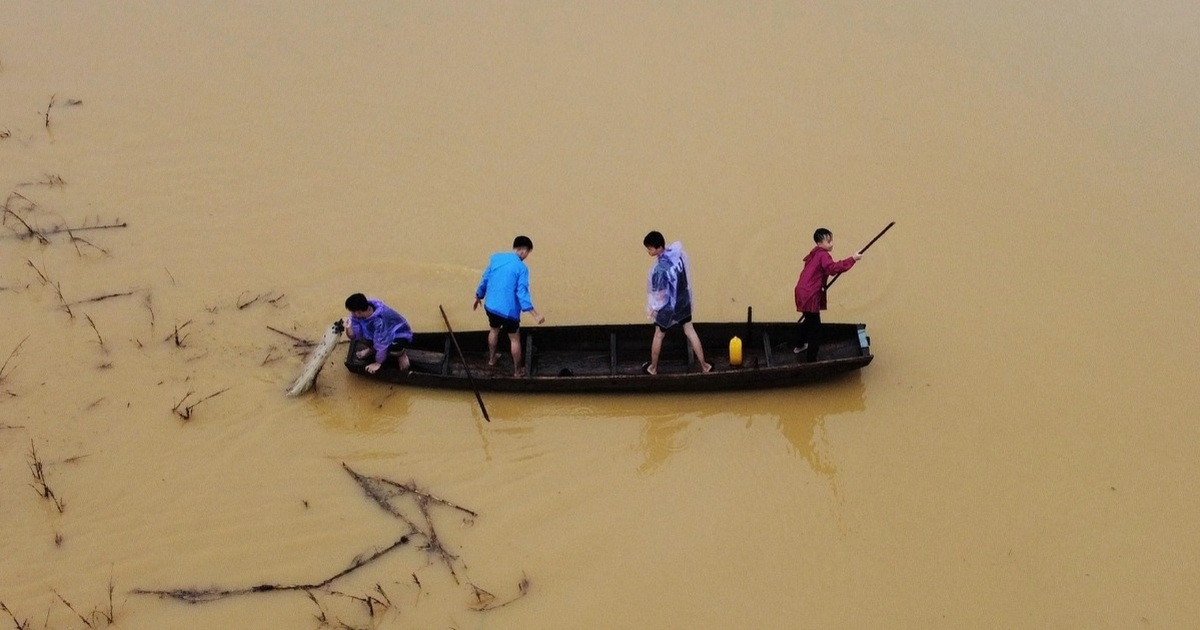 Nước lũ cuồn cuộn nhấn chìm cầu tràn, người dân vẫn liều mình bắt cá - 10