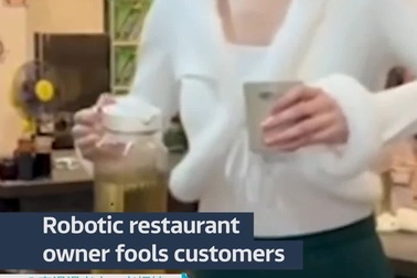 Chủ nhà hàng bị nhầm là robot vì cử chỉ phục vụ độc đáo
