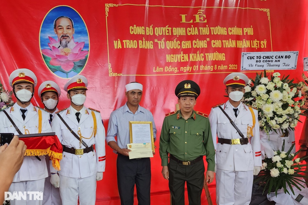 Trao bằng Tổ quốc ghi công 3 cảnh sát giao thông hy sinh ở đèo Bảo Lộc - 3 Trao bằng Tổ quốc ghi công 3 cảnh sát giao thông hy sinh ở đèo Bảo Lộc - 3
