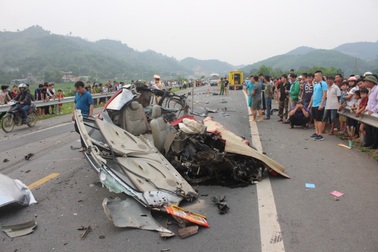 Va chạm cực mạnh, một ô tô vỡ nát hoàn toàn, tài xế tử vong
