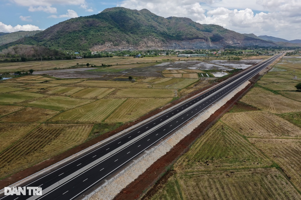 Bà Rịa - Vũng Tàu dùng đầu tư công làm đòn bẩy thu hút các tập đoàn lớn - 1 Bà Rịa - Vũng Tàu dùng đầu tư công làm đòn bẩy thu hút các tập đoàn lớn - 1