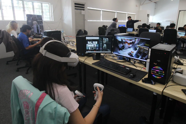 Nhân viên ngồi một chỗ, vận hành cửa hàng tiện lợi cách xa 3.000km