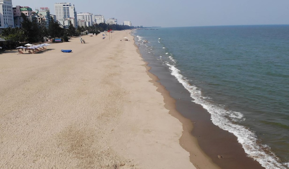 Biển Sầm Sơn vắng tanh vì công điện không đón khách ngoại tỉnh - 1