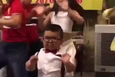 Clip đáng yêu của Ku Tin được "Công chúa" nhạc Pop chia sẻ trên trang cá nhân của cô.