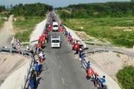 “Đường cờ” dài gần 5km đón hài cốt liệt sĩ trở về sau hơn nửa thế kỷ
