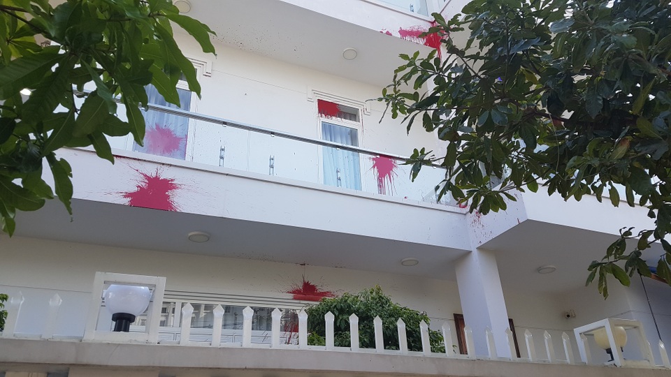 Nhà riêng của Giám thị Trại giam bị “tấn công” bằng sơn và trứng thối - 2 Nhà riêng của Giám thị Trại giam bị “tấn công” bằng sơn và trứng thối - 2