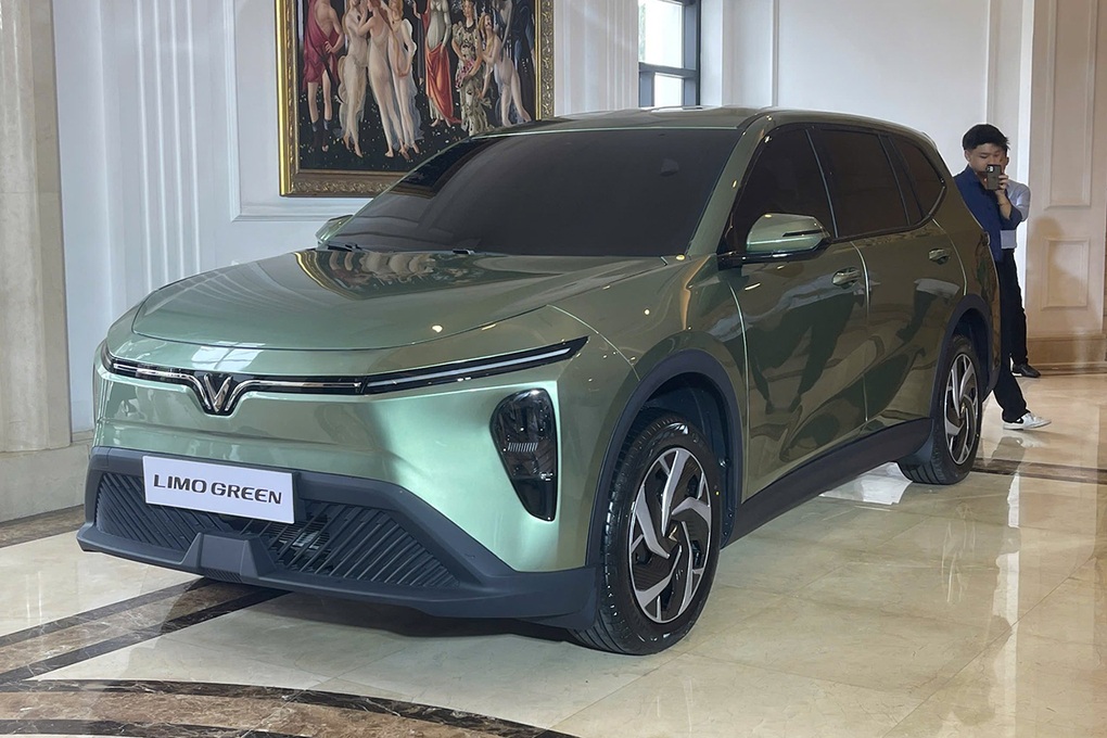 VinFast Limo Green lần đầu xuất hiện ngoài thực tế - 1 VinFast Limo Green lần đầu xuất hiện ngoài thực tế