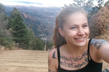 Nể phục cô gái cụt 2 chân chinh phục 2700 bậc dốc tại tuyến đường nổi tiếng