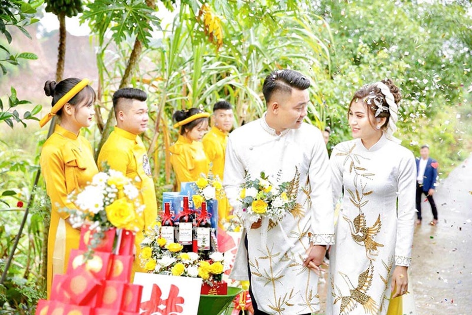 Đám hỏi ở Thái Nguyên gây chú ý vì dàn siêu xe cút kít chở tráp lễ - 2 Đám hỏi ở Thái Nguyên gây chú ý vì dàn siêu xe cút kít chở tráp lễ - 2