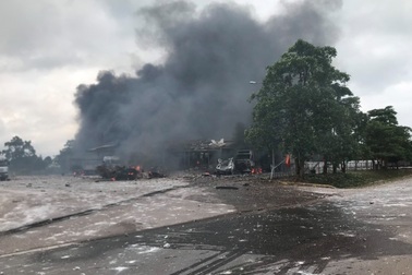 Cháy nổ gần cửa khẩu, 4 người Việt bị thương