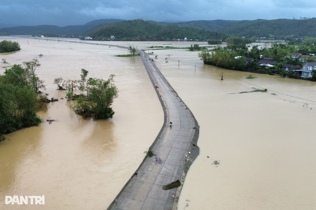 Người dân ước ao không còn cảnh phải phá mái nhà giữ mạng sống cả gia đình - 6