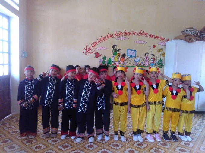 Các thành viên trong CLB tiếng nói, chữ viết dân tộc Tày tại trường TH&THCS Hưng Thịnh.