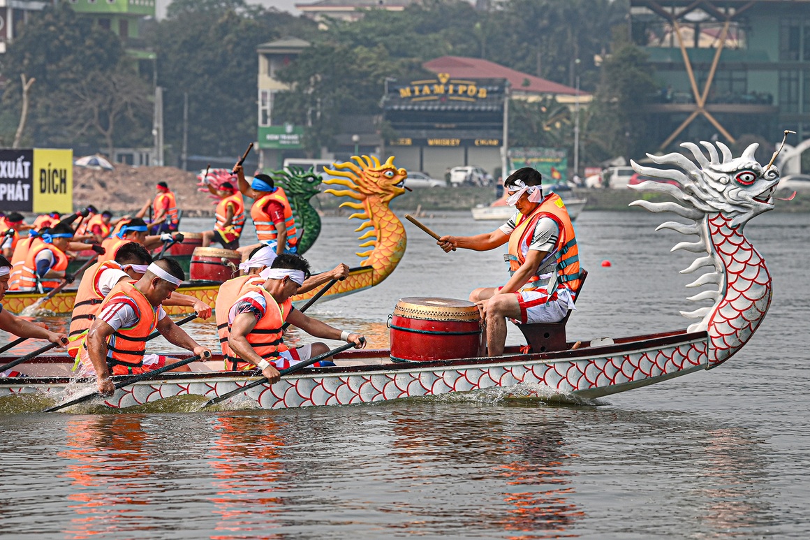 Hàng nghìn người vây kín hồ cổ vũ giải đua bơi chải vùng đất Tổ - 15 Hàng nghìn người vây kín hồ cổ vũ giải đua bơi chải vùng đất Tổ - 15