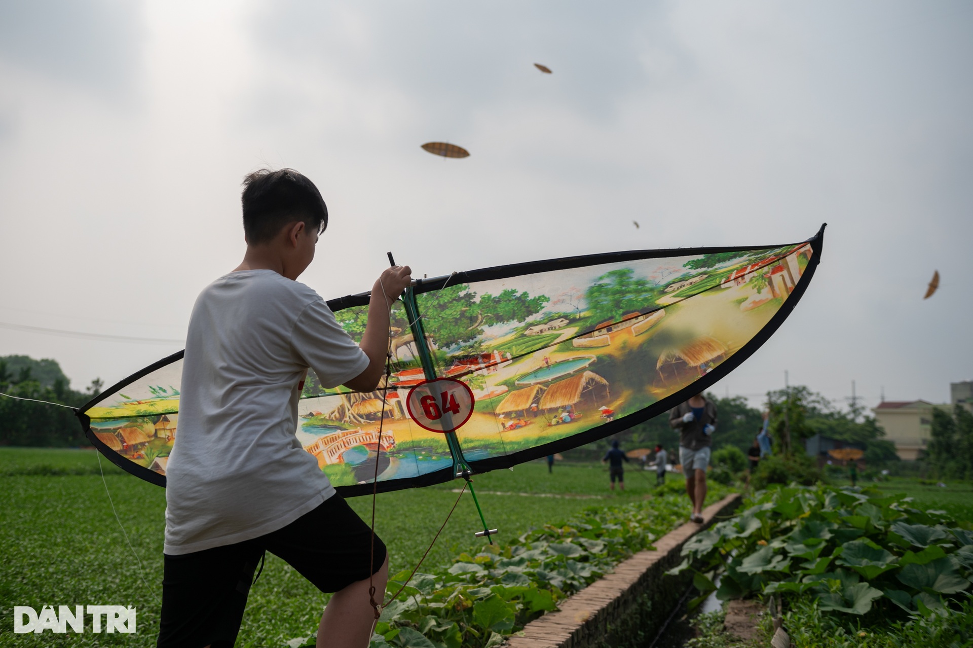 Những cánh diều khủng dài 4m ở hội thi làng Bá Dương Nội - 5 Những cánh diều khủng dài 4m ở hội thi làng Bá Dương Nội - 5