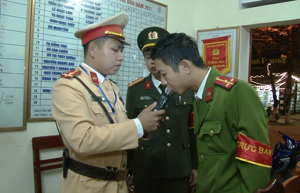 Đoàn kiểm tra nồng độ cồn đặc biệt của Công an Ninh Bình - 1 Đoàn kiểm tra nồng độ cồn đặc biệt của Công an Ninh Bình - 1