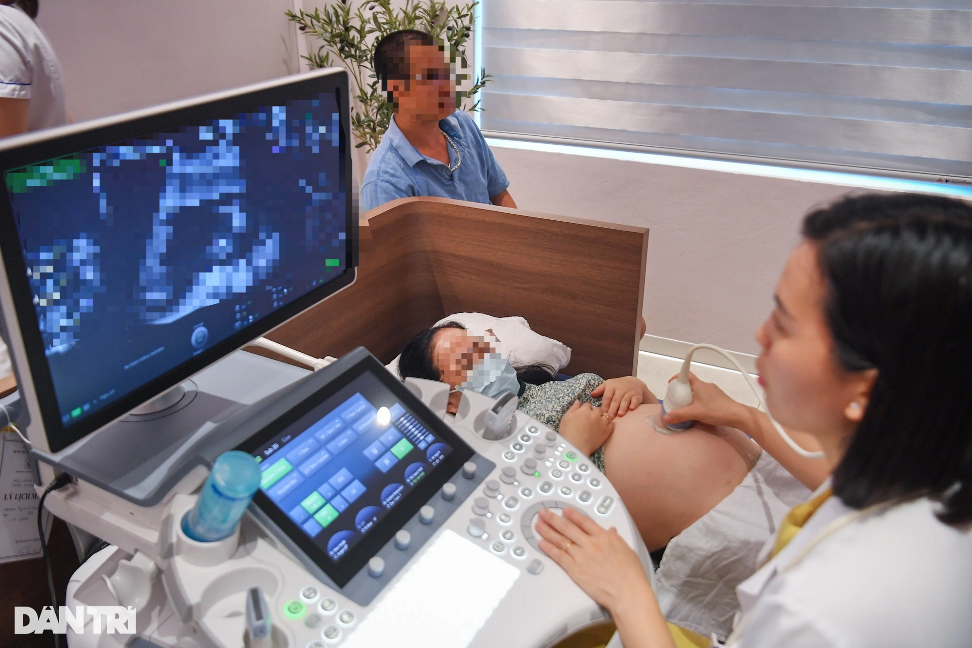 Bác sĩ nín thở mò kim đáy bể cứu thai nhi bị bó chặt trong bụng mẹ - 1 Bác sĩ nín thở mò kim đáy bể cứu thai nhi bị bó chặt trong bụng mẹ - 1