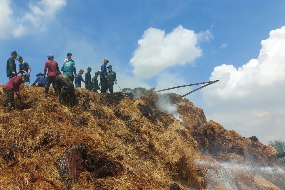 Hàn khung nhà kho gây cháy, 8.000 cuộn rơm hóa thành tro - 1 Hàn khung nhà kho gây cháy, 8.000 cuộn rơm hóa thành tro - 1