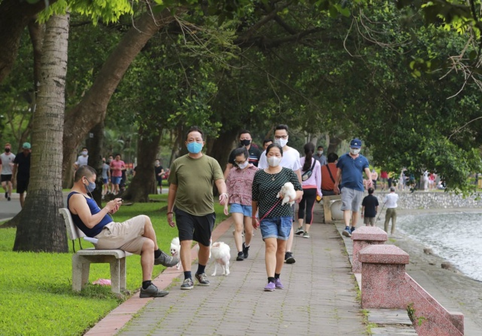 Chủ tịch Hà Nội yêu cầu phạt người thuộc diện không được phép ra đường - 1 Chủ tịch Hà Nội yêu cầu phạt người thuộc diện không được phép ra đường - 1