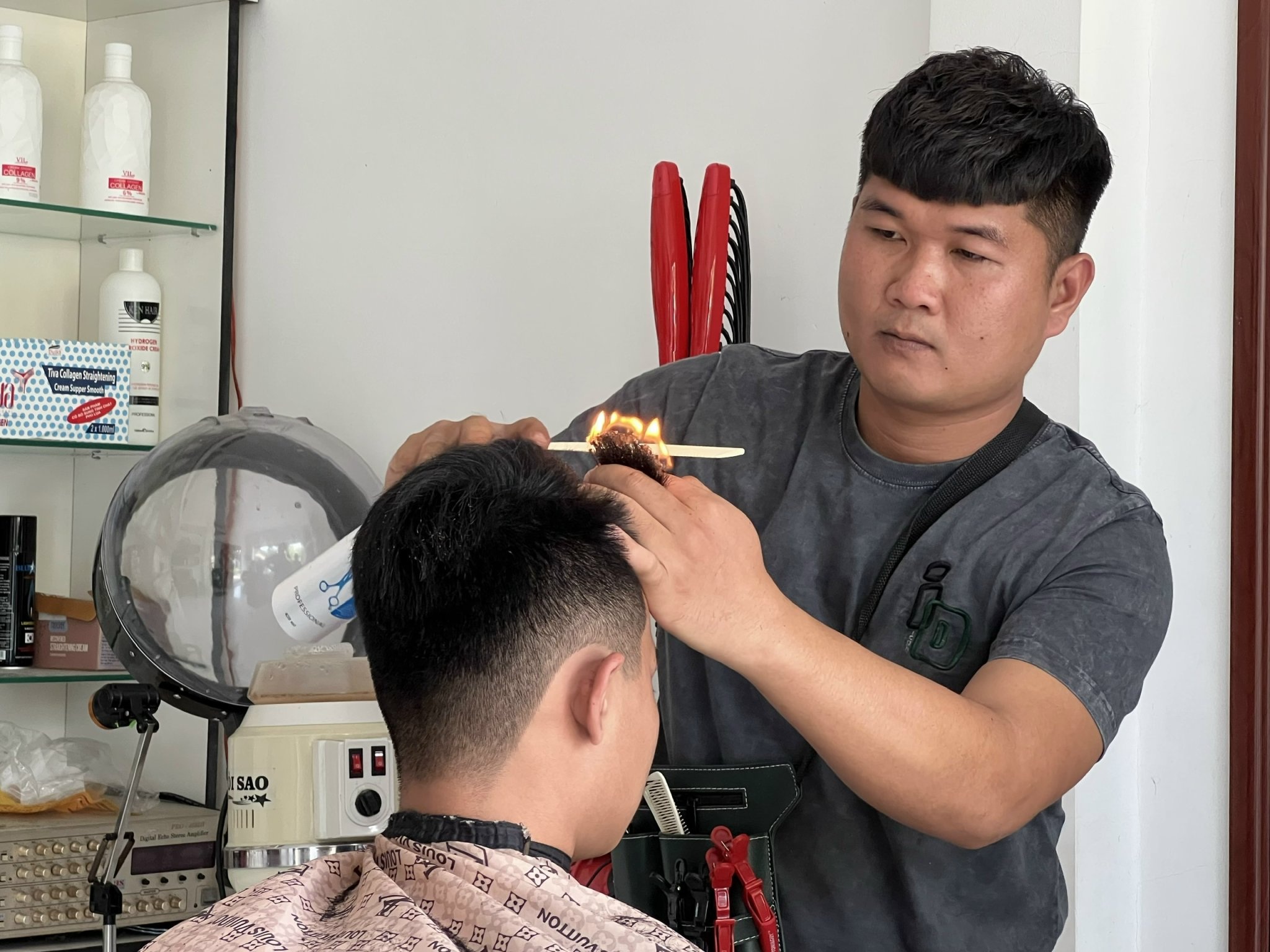 Tuyệt chiêu cắt tóc bằng lửa độc nhất Sài Gòn của anh thợ 4 năm khổ luyện - 4
