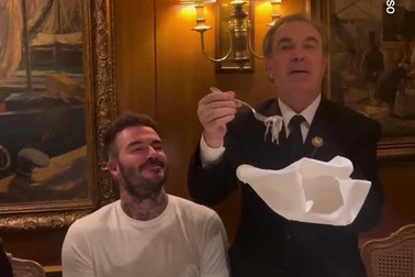 David Beckham được nhân viên nhà hàng đút đồ ăn tận miệng