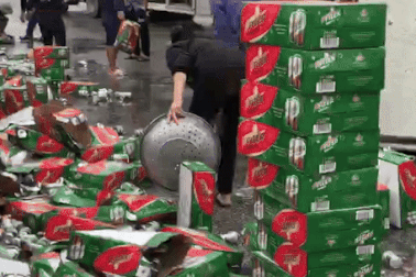 Người dân Nghệ An giúp tài xế gom hàng trăm thùng bia đổ tràn đường