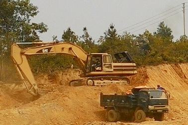 Dự án sân golf Thủy Dương:  Hết hạn vận chuyển đất vẫn ngang nhiên làm trái luật, thách thức chính quyền