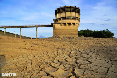 Hình ảnh hồ có sức chứa hơn 300 triệu m3 nước cạn trơ đáy