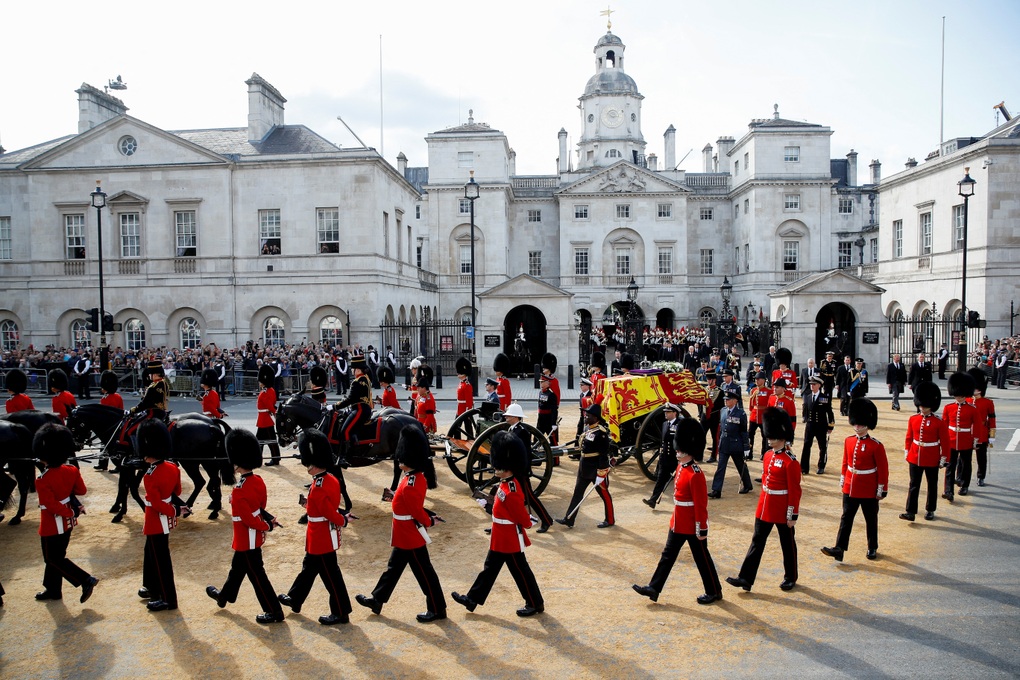 Linh cữu Nữ hoàng Anh được rước qua trung tâm London - 4 Linh cữu Nữ hoàng Anh được rước qua trung tâm London - 4
