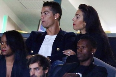 C.Ronaldo hạnh phúc đưa bạn gái về quê xem CLB cũ thi đấu