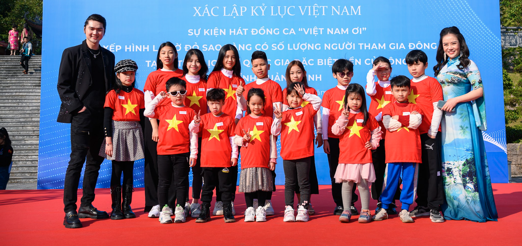Siêu mẫu Đình Quyền và học trò xếp hình quốc kỳ xác nhận kỷ lục Việt Nam - 2 Siêu mẫu Đình Quyền và học trò xếp hình quốc kỳ xác nhận kỷ lục Việt Nam - 2