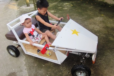 Thầy giáo dạy nhạc tự chế xe ô tô cho con trai