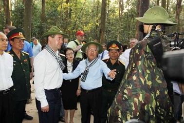 Thủ tướng Nga đeo khăn rằn, đội mũ tai bèo thăm địa đạo Củ Chi