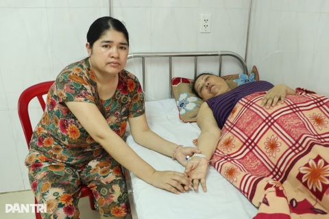 Người phụ nữ mắc động kinh gồng mình chăm mẹ bại liệt, 2 con bị thiểu năng