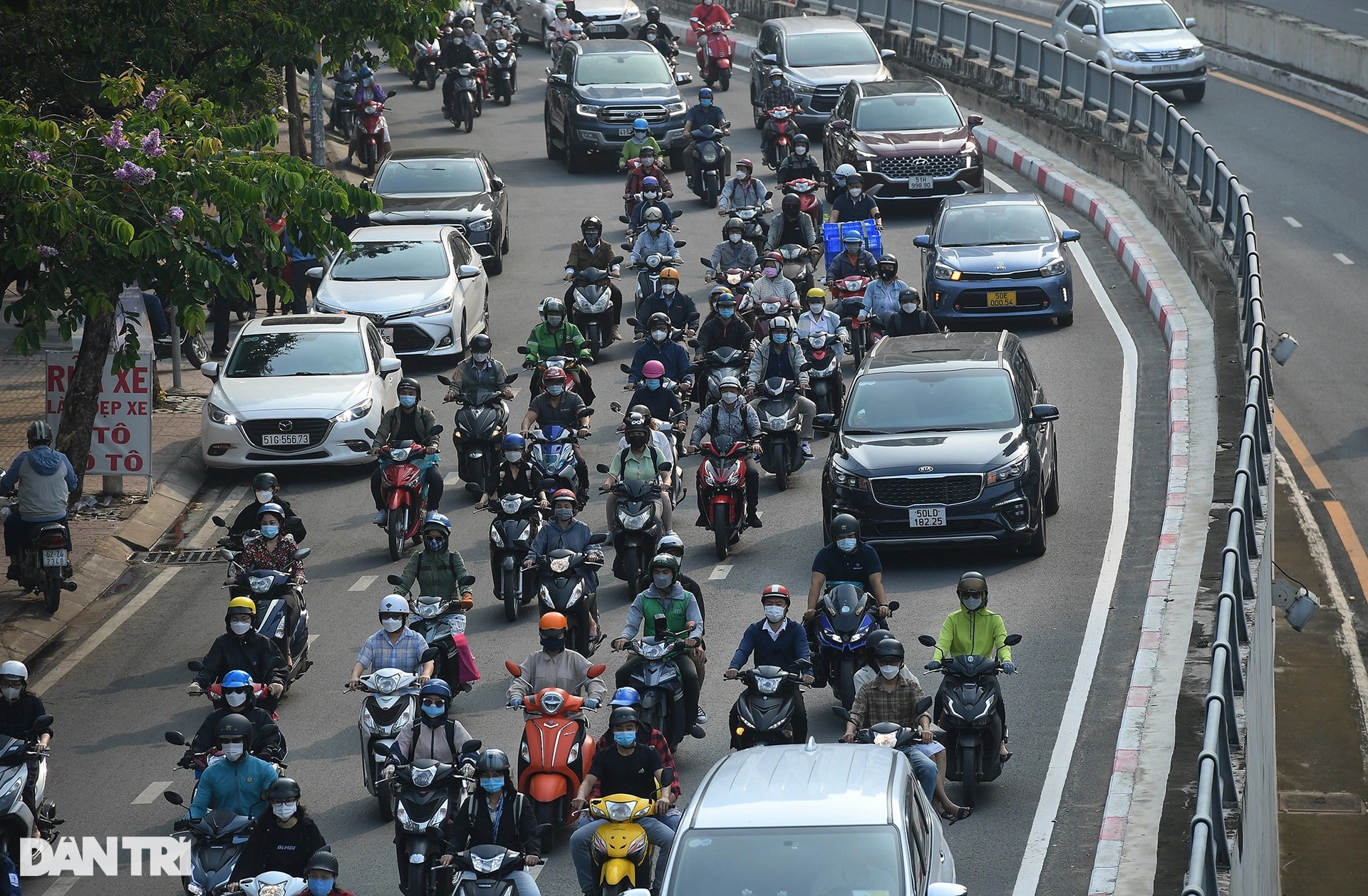 Đường phố TPHCM kẹt cứng ngày đầu người dân trở lại làm việc sau nghỉ lễ - 12 Đường phố TPHCM kẹt cứng ngày đầu người dân trở lại làm việc sau nghỉ lễ - 12