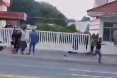 Nhóm người xảy ra xô xát do mâu thuẫn trpng công việc ở Bình Dương