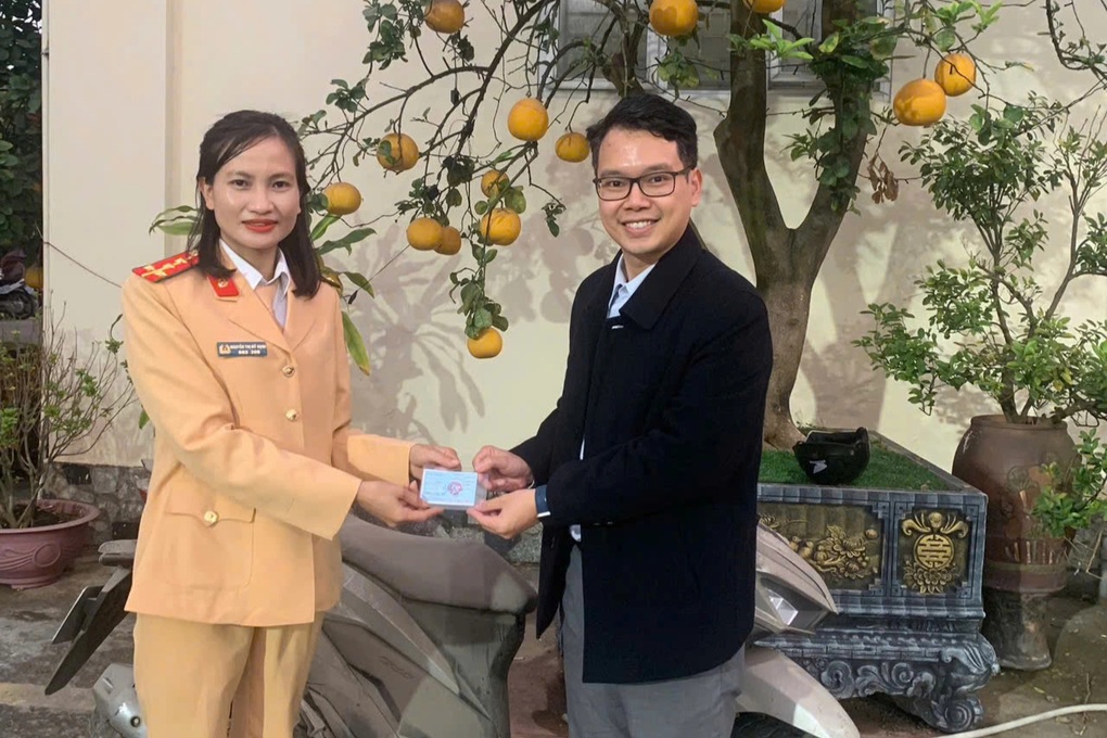 Ngỡ ngàng nhận lại xe máy sau 4 năm bị mất cắp - 1