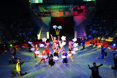 "Hò kéo pháo" biểu diễn trên sân khấu Xiếc mừng chiến thắng Điện Biên Phủ