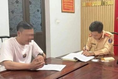 Tạm giữ hình sự 2 tài xế xe buýt chèn ép nhau trên quốc lộ