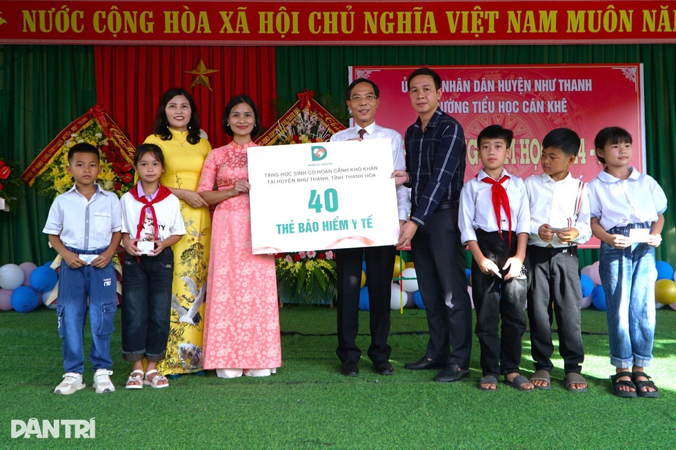 Báo Dân trí trao thẻ Bảo hiểm y tế tới hàng trăm học sinh miền Trung - 1 Báo Dân trí trao thẻ Bảo hiểm y tế tới hàng trăm học sinh miền Trung - 1