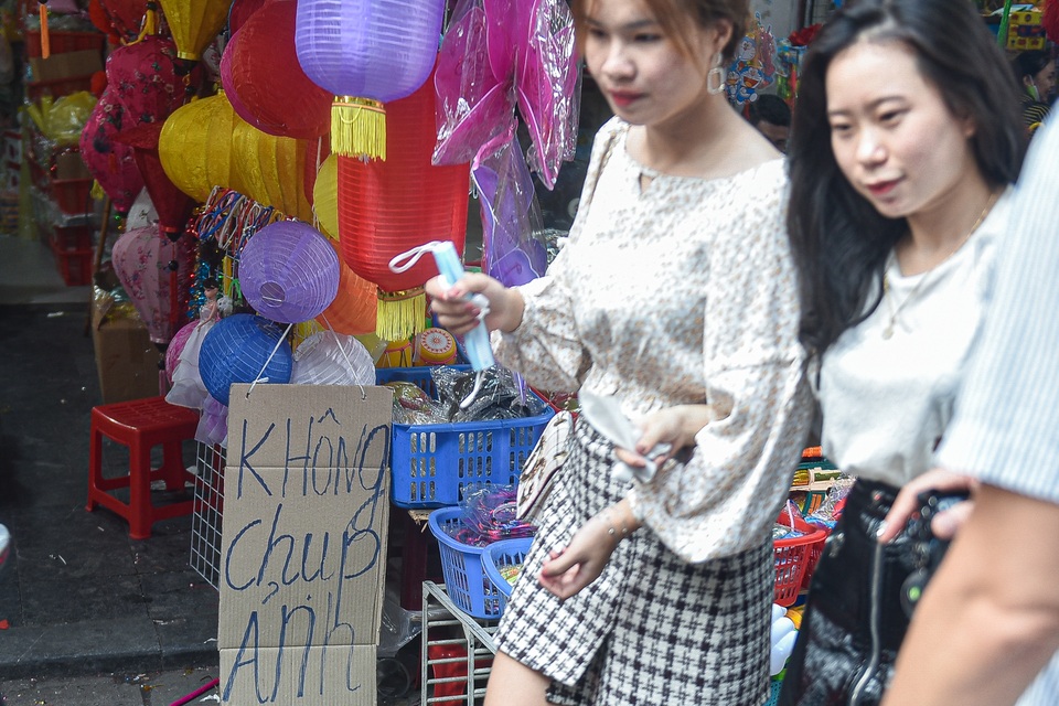 Sau tranh cãi thu tiền chụp ảnh: Tiểu thương Hàng Mã có chấp hành gỡ biển? - 10 Sau tranh cãi thu tiền chụp ảnh: Tiểu thương Hàng Mã có chấp hành gỡ biển? - 10
