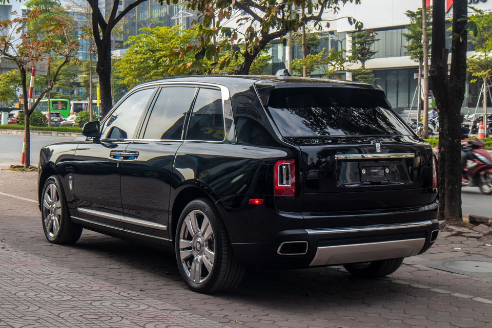 Cận cảnh Rolls-Royce Cullinan 5 chỗ: Gia vị khác lạ cho đại gia Việt - 2 Cận cảnh Rolls-Royce Cullinan 5 chỗ: Gia vị khác lạ cho đại gia Việt - 2