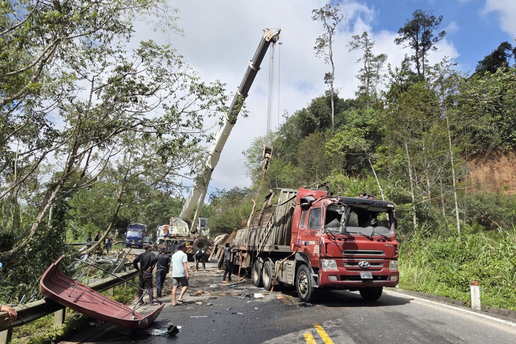 Xe đầu kéo lật giữa đèo Măng Đen, hàng trăm phương tiện mắc kẹt nhiều giờ - 1 Xe đầu kéo lật giữa đèo Măng Đen, hàng trăm phương tiện mắc kẹt nhiều giờ - 1