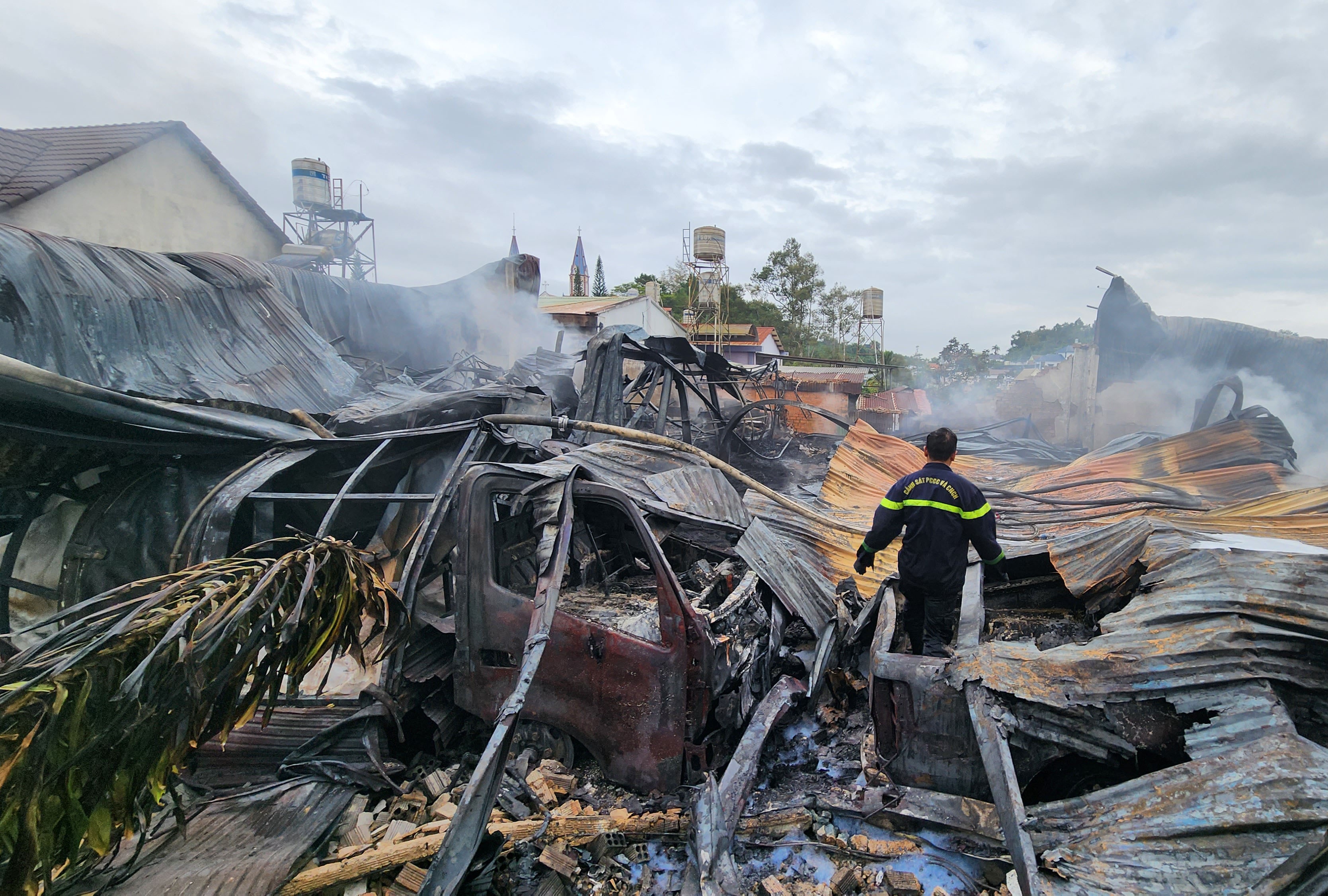Cháy kho chứa dầu nhớt ở Lâm Đồng, nhiều ô tô bị thiêu rụi - 1 Cháy kho chứa dầu nhớt ở Lâm Đồng, nhiều ô tô bị thiêu rụi - 1