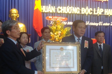 CĐ Tài chính - Hải quan TPHCM nhận Huân chương Độc lập hạng nhì