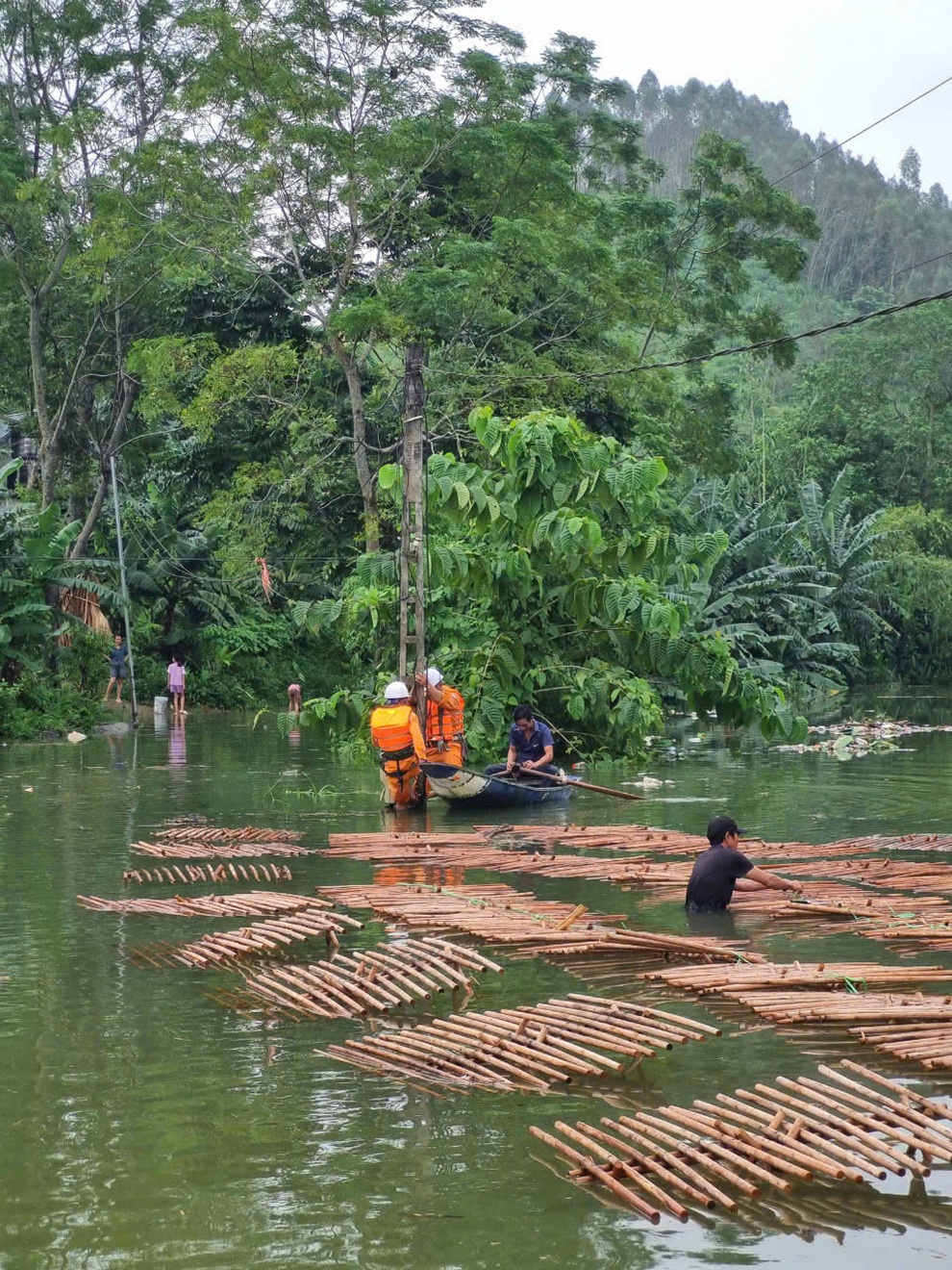 Mưa lũ và sạt lở đất ảnh hưởng nặng đến hệ thống lưới điện 6 tỉnh miền Bắc - 6 Mưa lũ và sạt lở đất ảnh hưởng nặng đến hệ thống lưới điện 6 tỉnh miền Bắc - 6