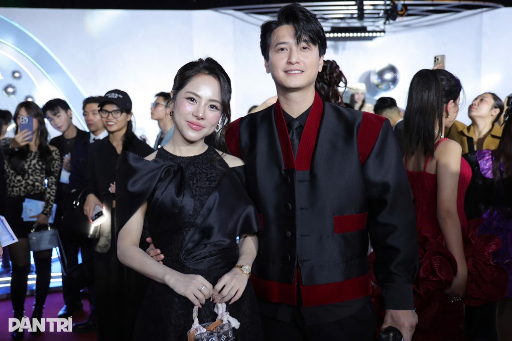 Huỳnh Anh và vợ hơn 6 tuổi mặc đồ đôi, tình tứ trên thảm đỏ ở Hà Nội - 3 Huỳnh Anh và vợ hơn 6 tuổi mặc đồ đôi, tình tứ trên thảm đỏ ở Hà Nội - 3