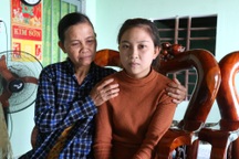 Xót thương cô gái xinh đẹp nghẹn ngào trả lễ cưới vì căn bệnh ung thư