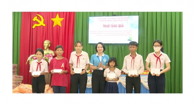 Đại diện đoàn tặng học bổng cho học sinh hoàn cảnh khó khăn.